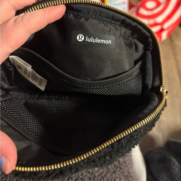 Lululemon Everywhere Belt Bag Fleece - Picture 5 of 5